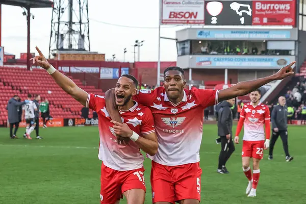 Barnsley 'den Barry Cotter ve Barnsley' den Donovan Pines 24 Şubat 202 'de Oakwell, Barnsley, İngiltere' de oynanan Sky Bet 1 maçında kazandıkları 2-1 'lik galibiyeti kutluyorlar.