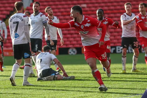 Barnsley 'den Adam Phillips 24 Şubat 202' de Oakwell, Barnsley, İngiltere 'de oynanan Sky Bet Lig 1 karşılaşmasında 2-1 kazanma hedefini kutluyor.