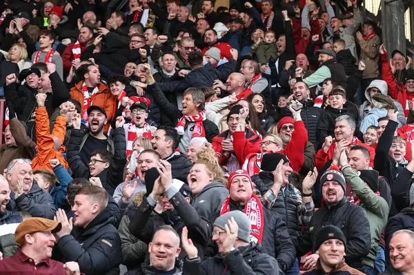 Barnsley Fans Vieren Het Doel Van Adam Phillips Barnsley Tijdens — Stockfoto