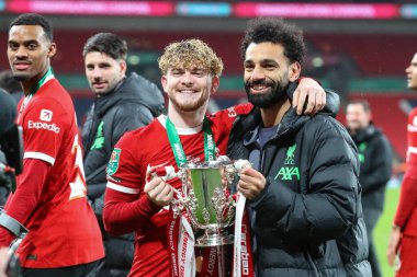Liverpool 'dan Muhammed Salah, 25 Şubat 202' de Wembley Stadyumu 'nda oynanan Carabao Kupası finalinde Liverpool' dan Harvey Elliott ile Carabao Kupası 'nı düzenledi.