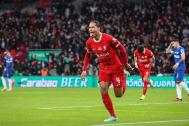 Liverpool 'dan Virgil van Dijk golünü kutluyor ama 25 Şubat 202' de Wembley Stadyumu 'nda oynanan Carabao Kupası Finali' nde VAR ofsaytı yönetiyor.