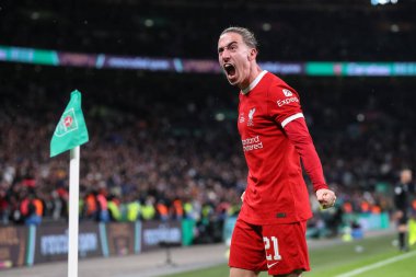 Liverpool 'dan Kostas Tsimikas, Liverpool' lu Virgil van Dijk 'in 25 Şubat 202' de Londra 'daki Wembley Stadyumu' nda oynanan Carabao Kupası finali Chelsea-Liverpool maçında 0-1 kazanmasını kutluyor.