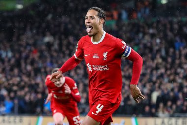 Liverpool 'dan Virgil van Dijk, 25 Şubat 202' de Wembley Stadyumu 'nda oynanan Carabao Kupası Finali' nde Chelsea-Liverpool maçında 0-1 'lik galibiyetini kutluyor.