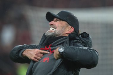 Liverpool takımının teknik direktörü Jrgen Klopp, 25 Şubat 202 'de Wembley Stadyumu' nda oynanan Carabao Kupası final karşılaşmasında Liverpool rozetine işaret ederek galibiyeti kutluyor. 