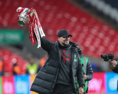 Liverpool teknik direktörü Jrgen Klopp, 25 Şubat 202 'de İngiltere' nin Wembley Stadyumu 'nda oynanan Carabao Kupası final maçında Liverpool' un 0-1 kazanması sonrasında Carabao Kupası 'nı elinde tutuyor. 