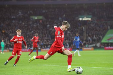 Liverpool 'dan Bobby Clark, 25 Şubat 202' de Wembley Stadyumu 'nda oynanan Chelsea-Liverpool Carabao Kupası final maçında topu çaprazlıyor.
