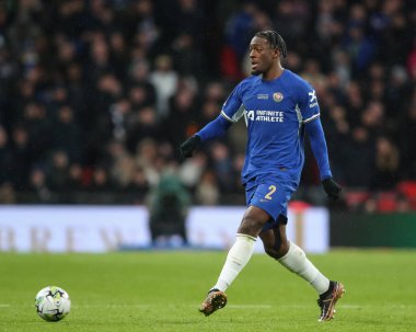 Chelsea 'den Axel Disasi, 25 Şubat 202' de Wembley Stadyumu 'nda oynanan Carabao Kupası Finali' nde top Chelsea 'ye karşı Liverpool' da.