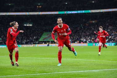 Liverpool 'dan Virgil van Dijk, 25 Şubat 202' de Wembley Stadyumu 'nda oynanan Carabao Kupası Finali' nde Chelsea-Liverpool maçında 0-1 'lik galibiyetini kutluyor.