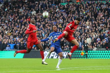 Liverpool 'dan Joe Gomez ve Chelsea' den Raheem Sterling, 25 Şubat 202 'de Wembley Stadyumu' nda oynanan Carabao Kupası final karşılaşmasında top için mücadele ediyorlar.