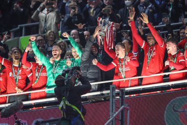 Liverpool takımının teknik direktörü Jrgen Klopp ve Liverpool takımından Virgil van Dijk, 25 Şubat 202 'de Wembley Stadyumu' nda oynanan Carabao Kupası finalinde Carabao Kupası 'nı kaldırdılar. 