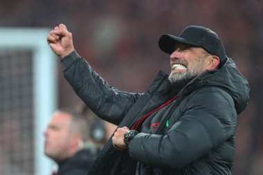 Liverpool teknik direktörü Jrgen Klopp, 25 Şubat 202 'de Wembley Stadyumu' nda oynanan Carabao Kupası final maçında taraftarlarıyla galibiyeti kutluyor. 