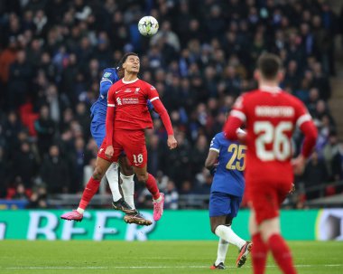 Chelsea 'den Axel Disasi ve Liverpool' dan Cody Gakpo, 25 Şubat 202 'de Wembley Stadyumu' nda oynanan Carabao Kupası final karşılaşmasında top için mücadele ediyorlar.
