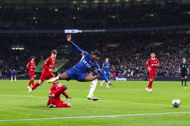 Liverpool 'dan Kostas Tsimikas, 25 Şubat 202' de Wembley Stadyumu 'nda Chelsea ile Liverpool arasındaki Carabao Kupası final karşılaşmasında Chelsea' li Noni Madueke 'yi yendi.