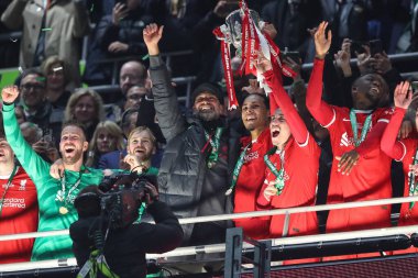Liverpool takımının teknik direktörü Jrgen Klopp ve Liverpool takımından Virgil van Dijk, 25 Şubat 202 'de Wembley Stadyumu' nda oynanan Carabao Kupası finalinde Carabao Kupası 'nı kaldırdılar. 