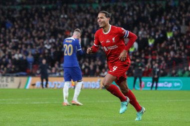 Liverpool 'dan Virgil van Dijk, 25 Şubat 202' de Wembley Stadyumu 'nda oynanan Carabao Kupası Finali' nde Chelsea-Liverpool maçında 0-1 'lik galibiyetini kutluyor.