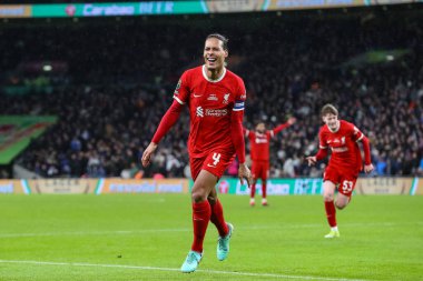 Liverpool 'dan Virgil van Dijk, 25 Şubat 202' de Wembley Stadyumu 'nda oynanan Carabao Kupası Finali' nde Chelsea-Liverpool maçında 0-1 'lik galibiyetini kutluyor.