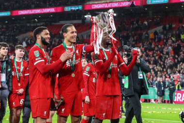 Liverpool 'dan Joe Gomez Liverpool' dan Virgil van Dijk ve Liverpool 'dan Ibrahima Konat, 25 Şubat 202' de Wembley Stadyumu 'nda oynanan Carabao Kupası Finali' nde Liverpool 'a karşı oynanan karşılaşmada Liverpool 1-0 kazandıktan sonra Carabao Kupası' nı kazandılar. 