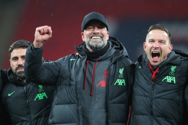 Liverpool teknik direktörü Jrgen Klopp, 25 Şubat 202 'de Wembley Stadyumu' nda oynanan Carabao Kupası final maçında antrenörüyle Carabao Kupası 'nı kazanmasını kutluyor. 
