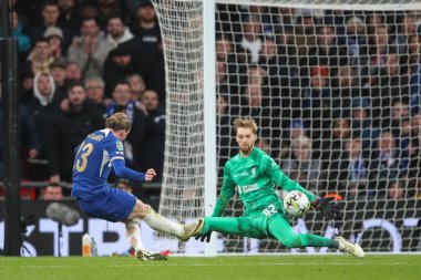 Liverpool 'dan Caoimhin Kelleher, 25 Şubat 202' de Wembley Stadyumu 'nda oynanan Carabao Kupası Finali' nde Chelsea-Liverpool maçında Chelsea Conor Gallagher 'dan kurtarıyor.