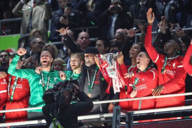 Liverpool takımının teknik direktörü Jrgen Klopp ve Liverpool takımından Virgil van Dijk, 25 Şubat 202 'de Wembley Stadyumu' nda oynanan Carabao Kupası finalinde Carabao Kupası 'nı kaldırdılar. 