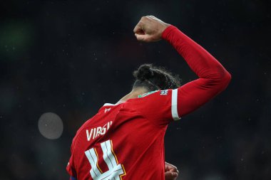 Liverpool 'dan Virgil van Dijk, 25 Şubat 202' de Wembley Stadyumu 'nda oynanan Carabao Kupası Finali' nde Chelsea-Liverpool maçında 0-1 'lik galibiyetini kutluyor.