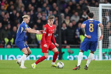 Liverpool 'dan Bobby Clark, 25 Şubat 202' de Wembley Stadyumu 'nda oynanan Carabao Kupası final maçında topu tutuyor.