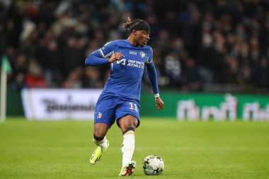 Chelsea 'li Noni Madueke, 25 Şubat 202' de Wembley Stadyumu 'nda Chelsea ile Liverpool arasındaki Carabao Kupası Finali' nde topu sürüyor.