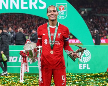 Liverpool 'dan Virgil van Dijk Carabao Kupası finali sırasında Carabao Kupası ile Wembley Stadyumu' nda Chelsea-Liverpool maçı, 25 Şubat 202
