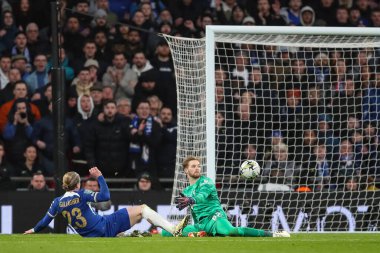 Liverpool 'dan Caoimhin Kelleher, 25 Şubat 202' de Wembley Stadyumu 'nda oynanan Carabao Kupası Finali' nde Chelsea-Liverpool maçında Chelsea Conor Gallagher 'dan kurtarıyor.