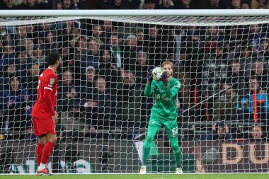 Liverpool 'dan Caoimhin Kelleher, 25 Şubat 202' de Wembley Stadyumu 'nda oynanan Carabao Kupası Finali' nde top Chelsea 'ye karşı Liverpool' da.