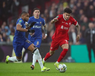 Liverpool 'dan Luis Daz, 25 Şubat 202' de İngiltere 'nin Wembley Stadyumu' nda Chelsea ile Liverpool arasındaki Carabao Kupası final maçında Chelsea 'li Christopher Nkunku' nun attığı topa vuruyor. 