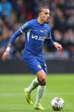 Chelsea 'li Malo Gusto, 25 Şubat 202' de Wembley Stadyumu 'nda Chelsea ile Liverpool arasındaki Carabao Kupası final maçında topa vuruyor.