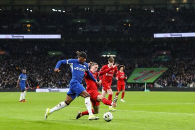 Liverpool 'dan Kostas Tsimikas, 25 Şubat 202' de Wembley Stadyumu 'nda Chelsea ile Liverpool arasındaki Carabao Kupası final karşılaşmasında Chelsea' li Noni Madueke 'yi yendi.