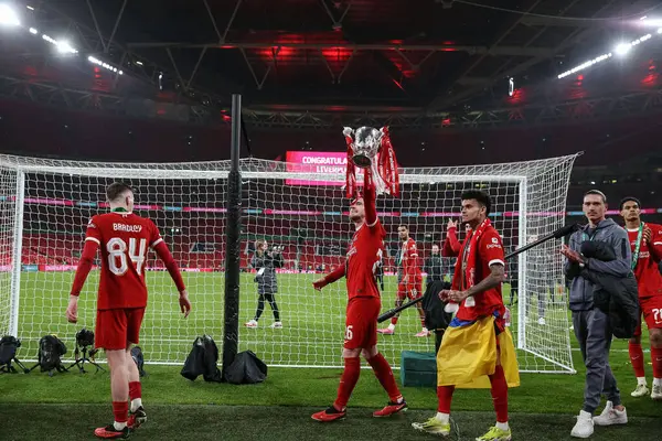 Andrew Robertson Liverpoolu Ukrywa Puchar Carabao Przed Fanami Podczas Finałowego — Zdjęcie stockowe