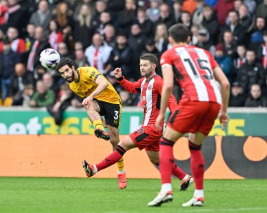 Wolverhampton Wanderers takımından Rayan At-Nouri, Premier League maçında Wolverhampton Wanderers 'a karşı Molineux, Wolverhampton, Birleşik Krallık' ta 25 Şubat 202 'de oynanan maçta topu geçti. 