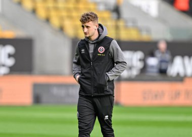 Sheffield United takımından Sam Curtis, Premier League maçı öncesinde Molineux, Wolverhampton, Birleşik Krallık 'ta oynanan Wolverhampton Wanderers - Sheffield United maçında sahayı teftiş ediyor.