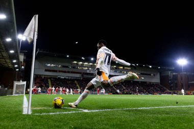 Blackpool takımından Karamoko Dembele 27 Şubat 202 'de Londra' daki Matchroom Stadyumu 'nda oynanan Gökyüzü İddia Ligi 1 karşılaşmasında köşe atışı yaptı.
