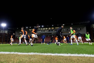 Blackpool oyuncuları 27 Şubat 202 'de Londra Matchroom Stadyumu' nda oynanan Leyton Orient-Blackpool maçından önce ısınmaya başladılar.