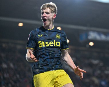 Newcastle United takımından Anthony Gordon, Birleşik Krallık 'ın Blackburn kentinde oynanan 5. Rauntluk Blackburn Rovers - Newcastle United karşılaşmasında Newcastle' a 0-1 'lik galibiyet golünü kutluyor.