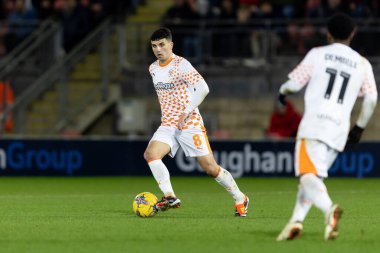 Blackpool takımından Albie Morgan 27 Şubat 202 'de Londra Matchroom Stadyumu' nda oynanan Leyton Orient-Blackpool maçında maç yapıyor.