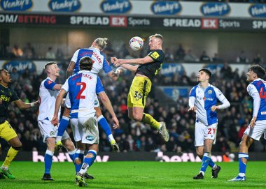 Newcastle United takımından Sean Longstaff, Birleşik Krallık 'ın Blackburn kentinde oynanan 5. Raund Blackburn Rovers - Newcastle United karşılaşmasında topa liderlik ediyor.