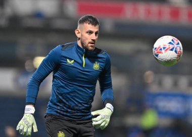 Martin Dbravka, Birleşik Krallık 'ın Blackburn kentinde oynanan 5. Raund Blackburn Rovers - Newcastle United karşılaşmasında maç öncesinde ısınıyor. 