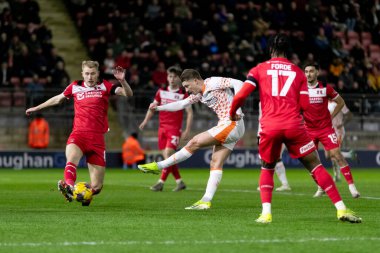 Blackpool takımından George Byers 27 Şubat 202 'de Londra Matchroom Stadyumu' nda oynanan Leyton Orient-Blackpool maçında çekim yapıyor.