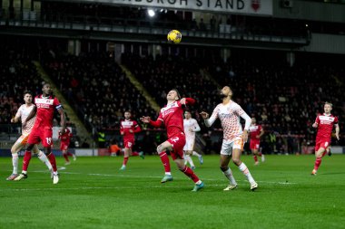 Leyton Orient 'ten Ethan Galbraith ve Blackpool' dan CJ Hamilton 27 Şubat 202 'de Londra Matchroom Stadyumu' nda oynanan Sky Bet 1 karşılaşmasında top için yarışıyorlar.