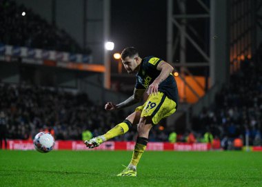Newcastle United takımından Bruno Guimares, Birleşik Krallık 'ın Blackburn kentinde oynanan 5. Raund Blackburn Rovers - Newcastle United maçında penaltı atışları sırasında topa vuruyor. 