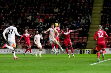 Blackpool 'dan Jake Beesley ve Leyton Orient' ten Jayden Sweeney 27 Şubat 202 'de Londra' daki Matchroom Stadyumu 'nda oynanan Gökyüzü İddia Ligi 1 maçı sırasında havada top mücadelesi verdiler.