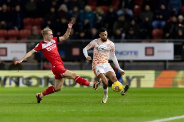 Blackpool takımından CJ Hamilton, 27 Şubat 202 tarihinde İngiltere 'nin Matchroom Stadyumu' nda oynanan Leyton Orient-Blackpool maçında pas attı.