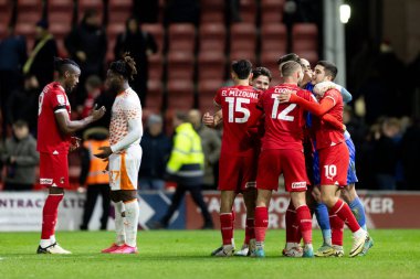Leyton Orient 'in oyuncuları 27 Şubat 2024' te Londra 'daki Matchroom Stadyumu' nda oynanan 1. Gökyüzü İddia Ligi karşılaşmasında Leyton Orient ile Blackpool arasındaki son düdük çaldıktan sonra yan zaferlerini kutluyorlar. 
