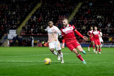 Leyton Orient 'ten Brandon Cooper, 27 Şubat 202' de Londra Matchroom Stadyumu 'nda oynanan Sky Bet 1 karşılaşmasında Blackpool' dan Karamoko Dembele 'ye meydan okudu.