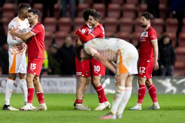 Leyton Orient 'in oyuncuları 27 Şubat 2024' te Londra 'daki Matchroom Stadyumu' nda oynanan 1. Gökyüzü İddia Ligi karşılaşmasında Leyton Orient ile Blackpool arasındaki son düdük çaldıktan sonra yan zaferlerini kutluyorlar. 